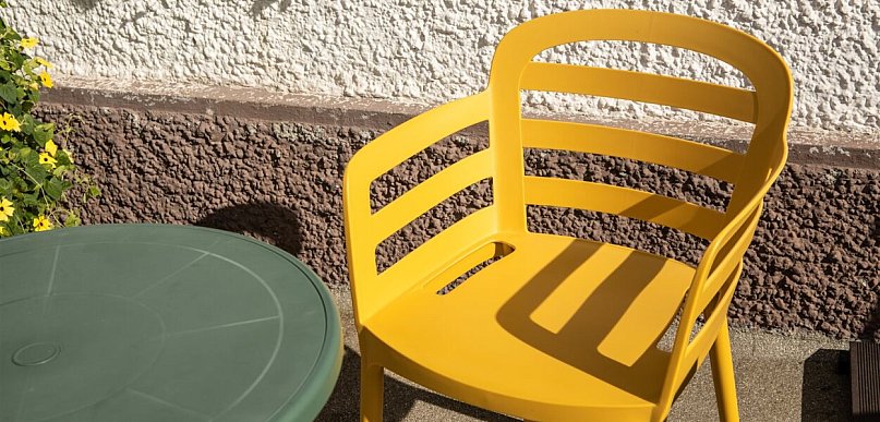 Fotele ogrodowe w stylu retro – powrót kultowych projektów z lat 60. i 70.