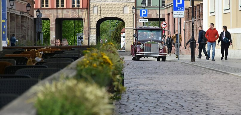 Od basenów po futurystyczną paradę. Piątek w Toruniu zapowiada się wyjątkowo