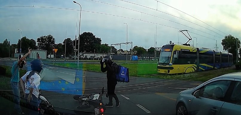 O krok od tragedii w Toruniu. Kilka sekund później nadjechał tramwaj [WIDEO]