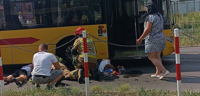 72-latka weszła pod autobus MPK? Kobieta uwięziona pod pojazdem