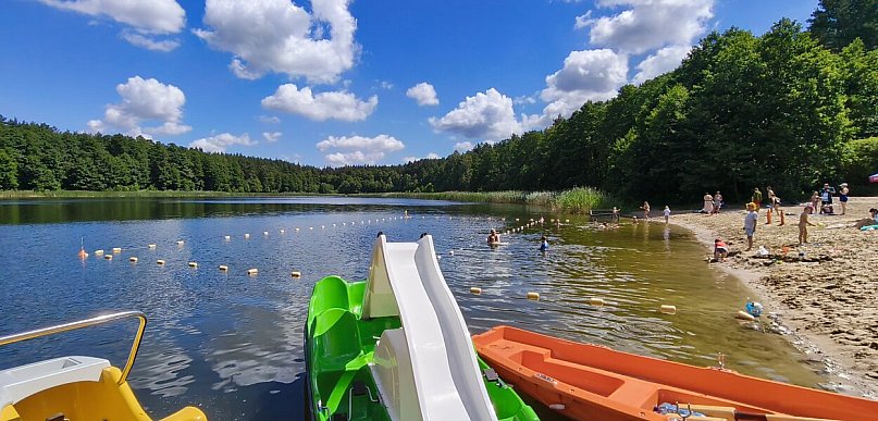 Leśna plaża, ratownicy i darmowy parking. Sprawdziliśmy, czy warto tu przyjechać