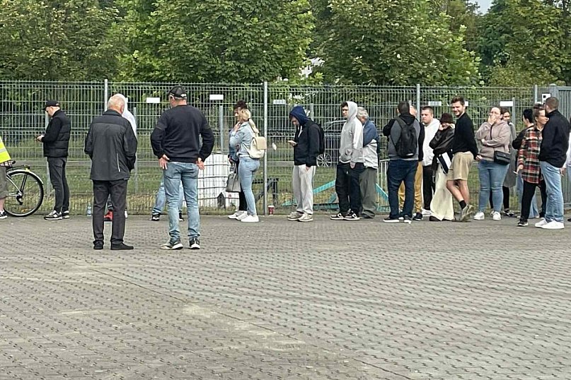 Tłumy kibiców pod stadionem żużlowym