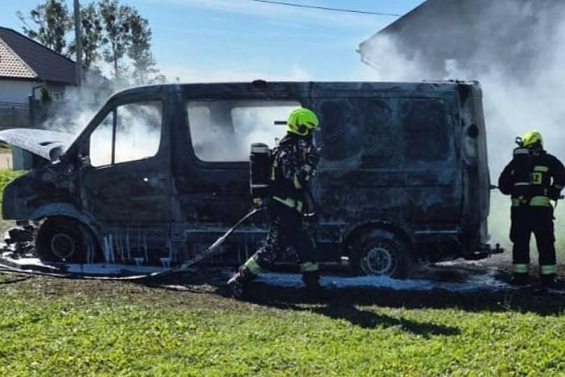 Ogień zajął samochód. Akcja strażaków w Obrowie