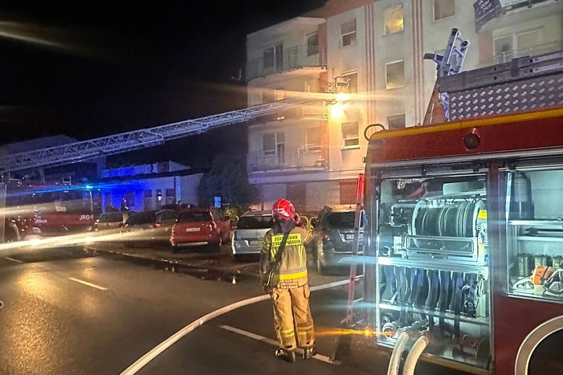 Płonący budynek i ewakuacja mieszkańców. Są ranni