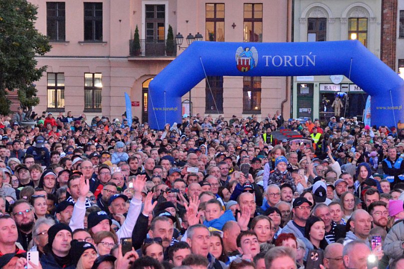 Tłumy kibiców na Rynku Staromiejskim