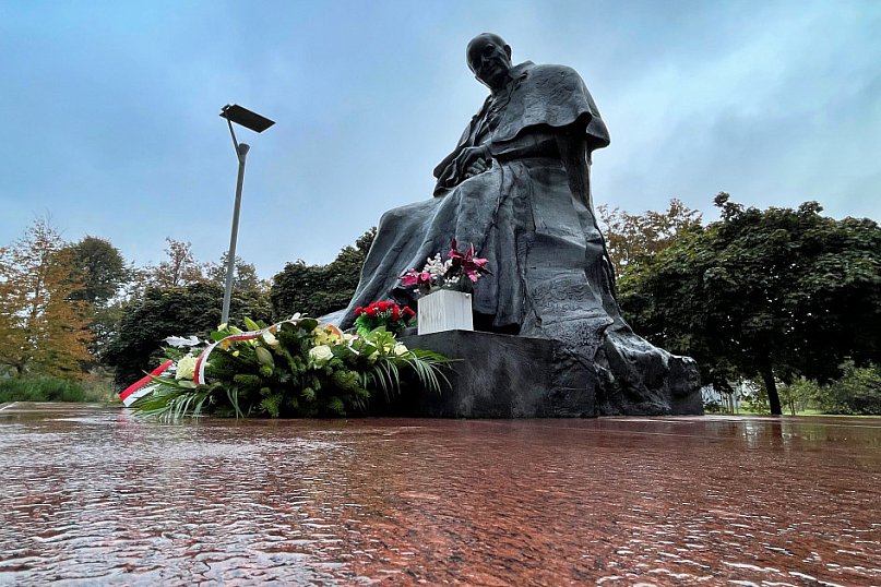 Uroczystości pod pomnikiem JP II