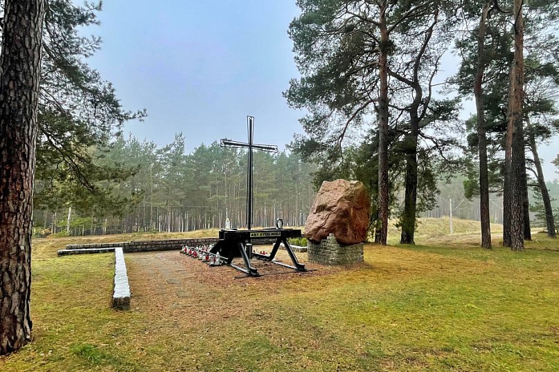 Nowy krzyż na miejscu tragedii kolejowej