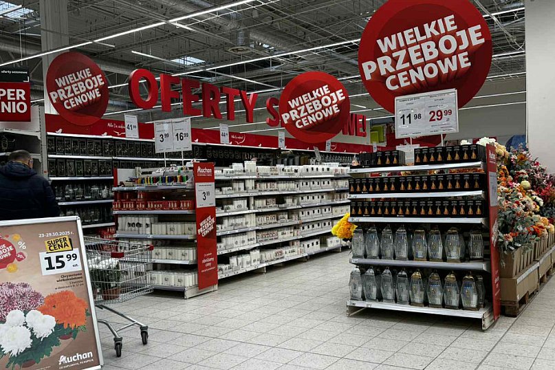 Wszystkich Świętych a popularny hipermarket. Jak z cenami?
