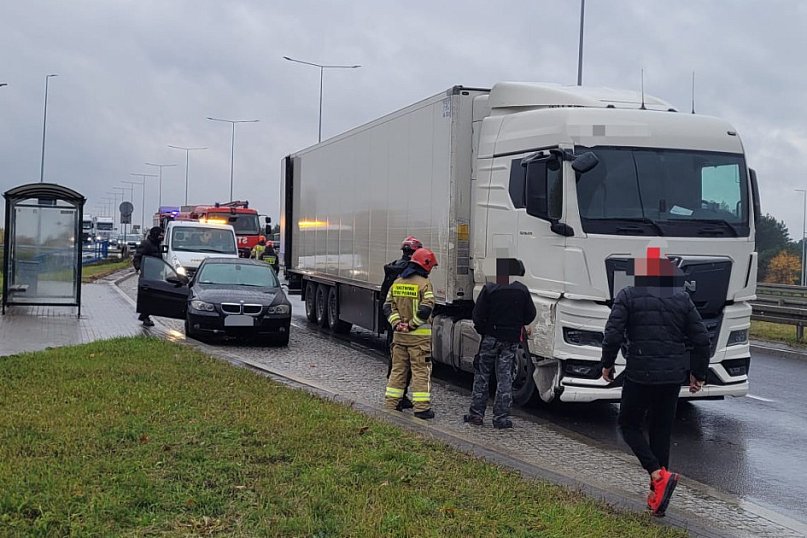 Zderzenie trzech aut na przy nowym moście