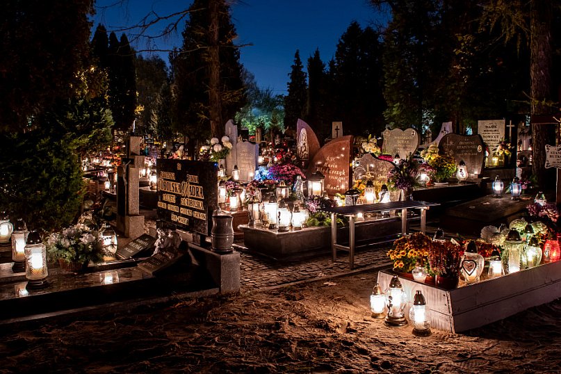 Cmentarz przy ul. Włocławskiej nocą