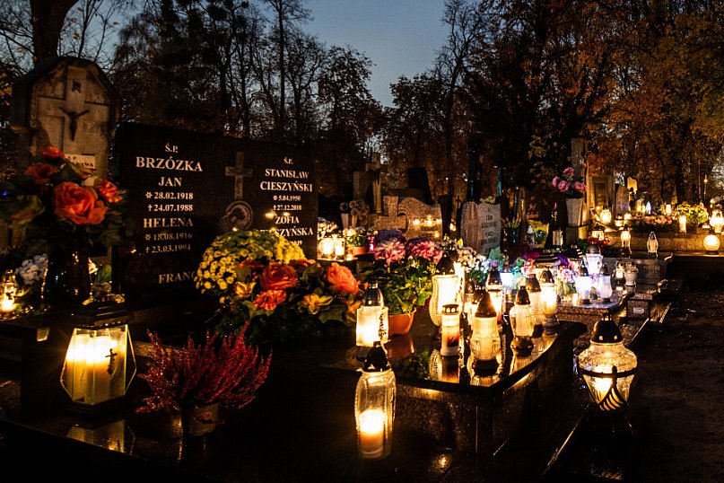 Cmentarz przy ul. Antczaka po zmroku