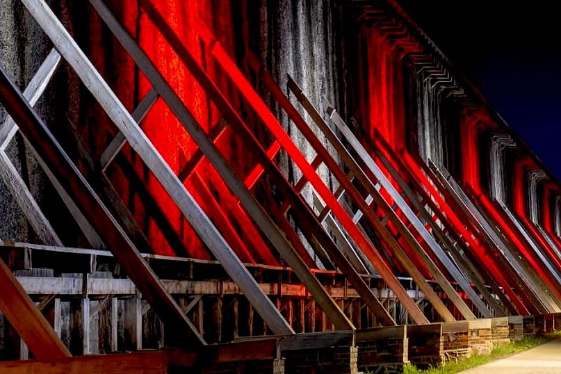 Ciechocińskie tężnie w biało-czerwonych barwach