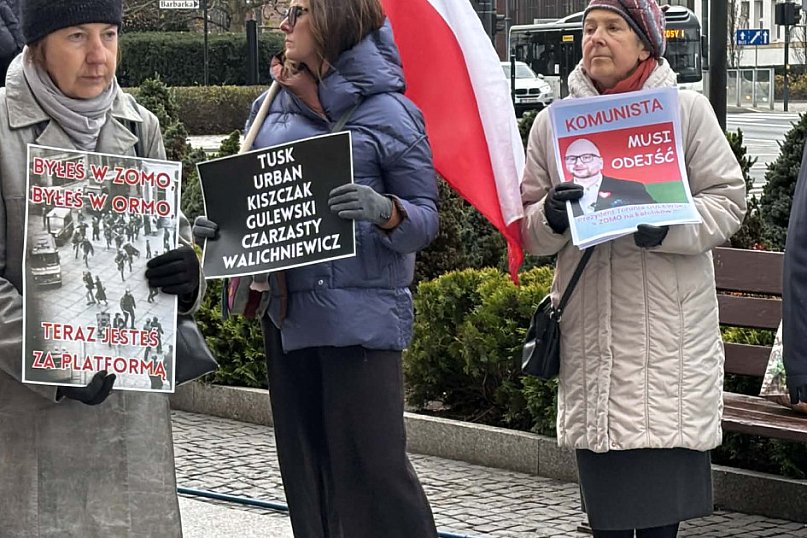 Pikieta pod Urzędem Miasta w trakcie sesji