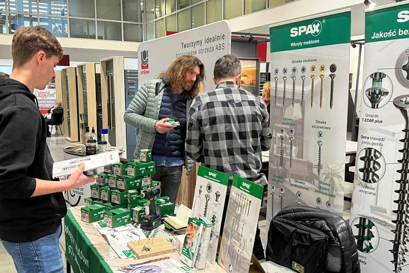 Drzwi otwarte w salonie Abler