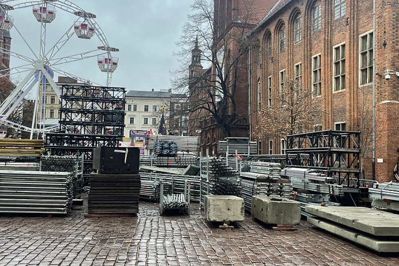 Na starówce powstaje scena sylwestrowa