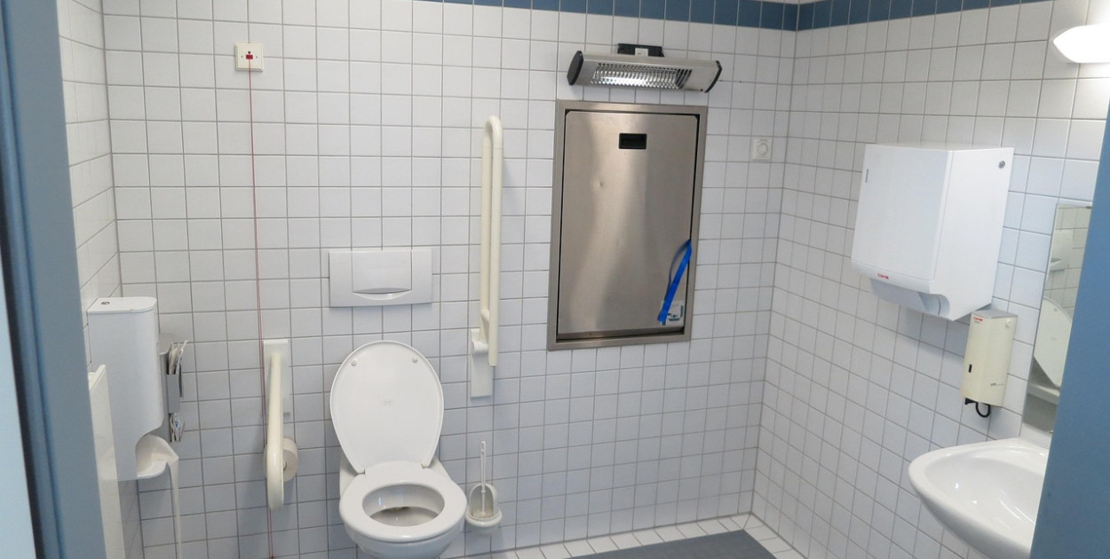 Najlepsza nakładka na sedes po operacji biodra – czym powinna się wyróżniać?