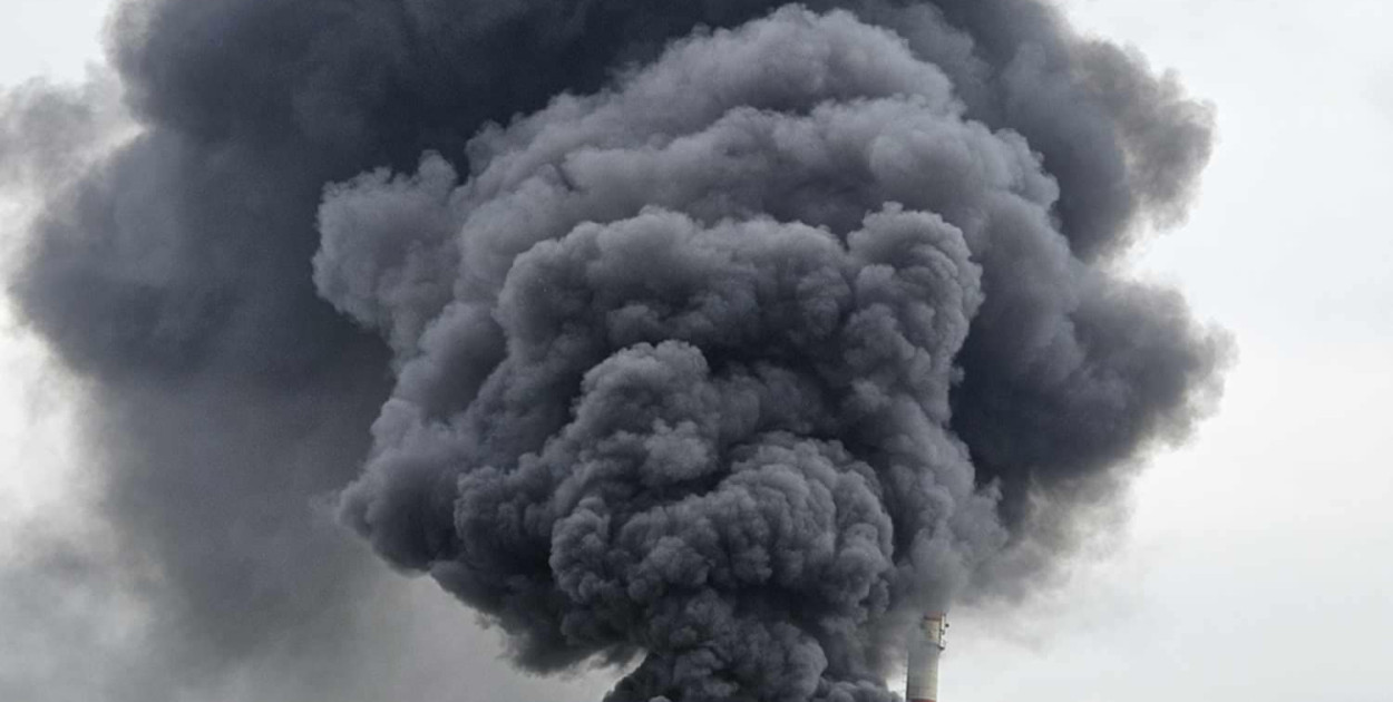 Czarny dym nad Rubinkowem. Mieszkańcy w szoku: „Wygląda to bardzo groźnie!” [FOTO]
