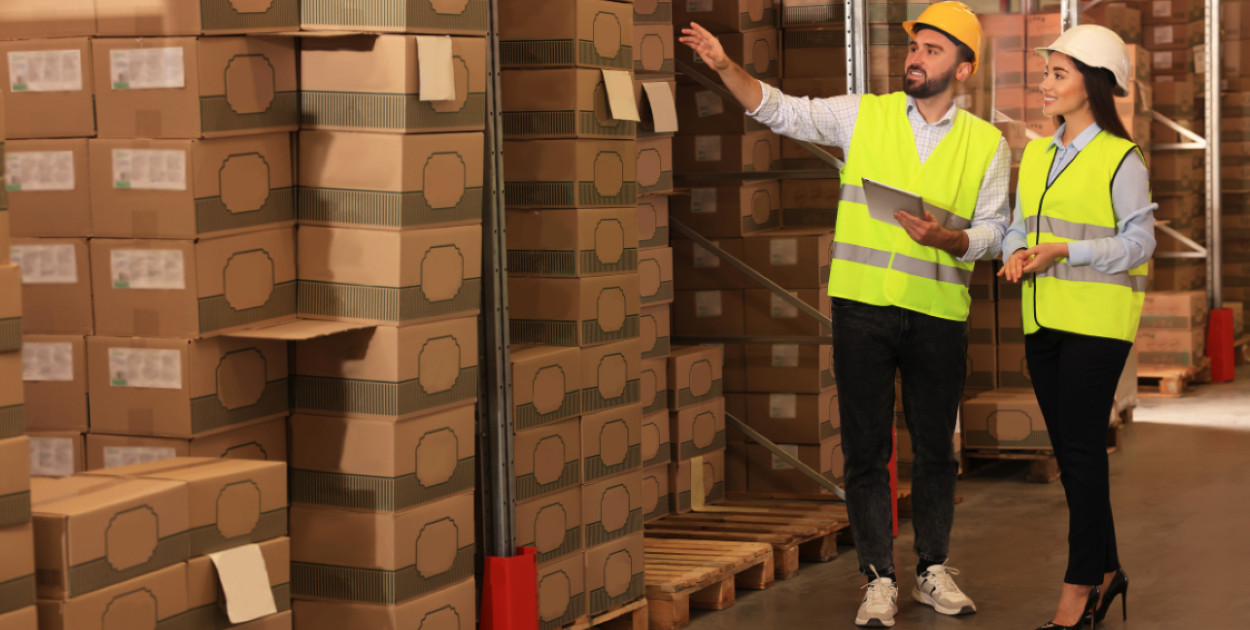 Toruń rozwija logistykę – lokalne firmy inwestują w nowoczesne regały magazynowe