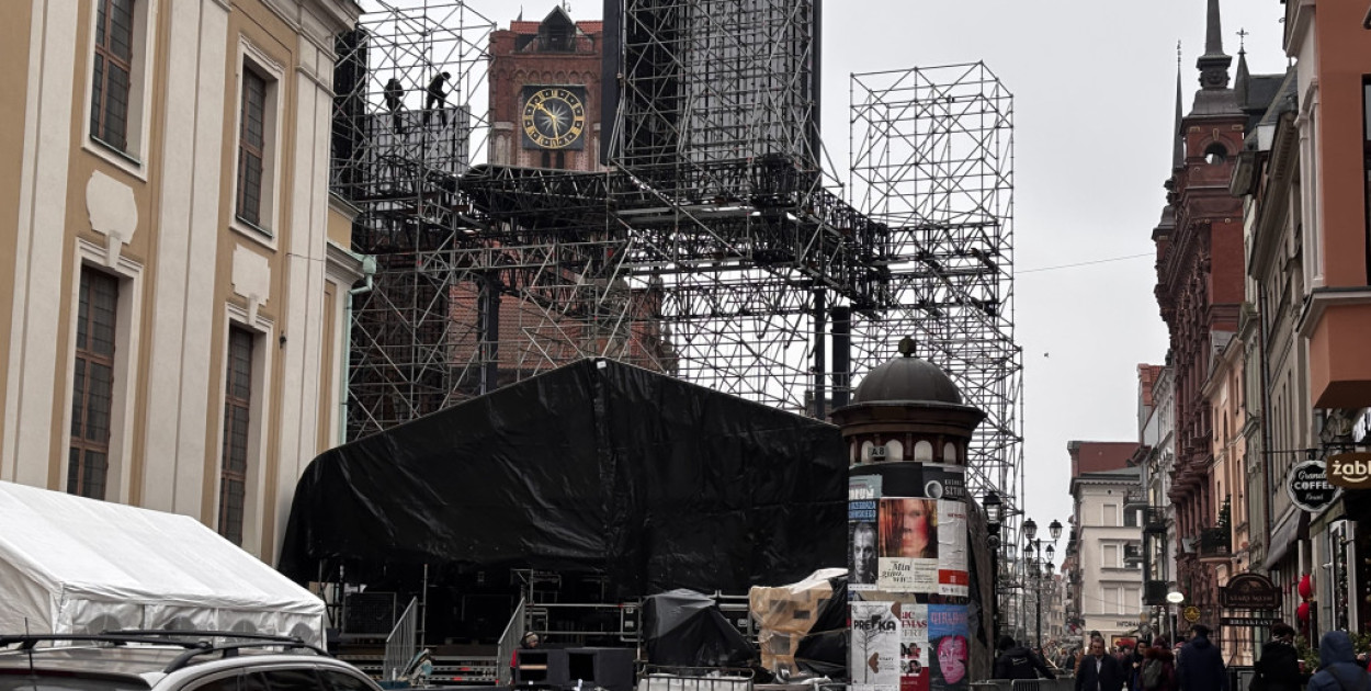 Scena już rośnie w sercu Torunia. Mieszkańcy komentują. Zachwytu nie widać...?