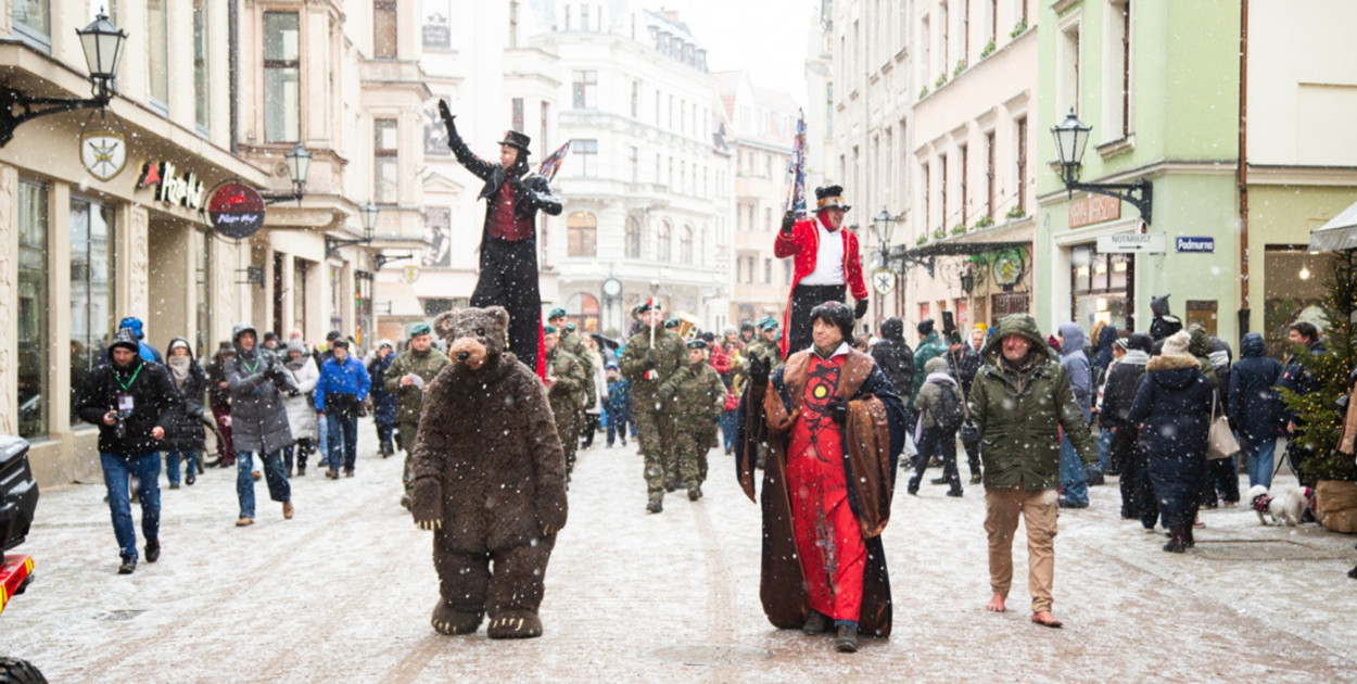 Orkiestra ruszyła, a za nią cały tłum. Tak wystartował finał WOŚP [FOTO]