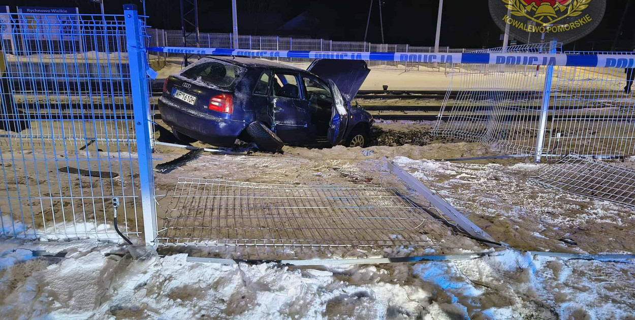 Wjechał autem prosto na tory. Służby ruszyły do akcji [FOTO]