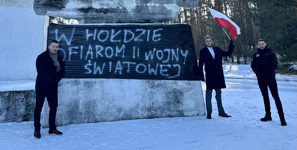 Zasłonili napis na radzieckim pomniku. Mówią o "prawdzie historycznej" [FOTO]