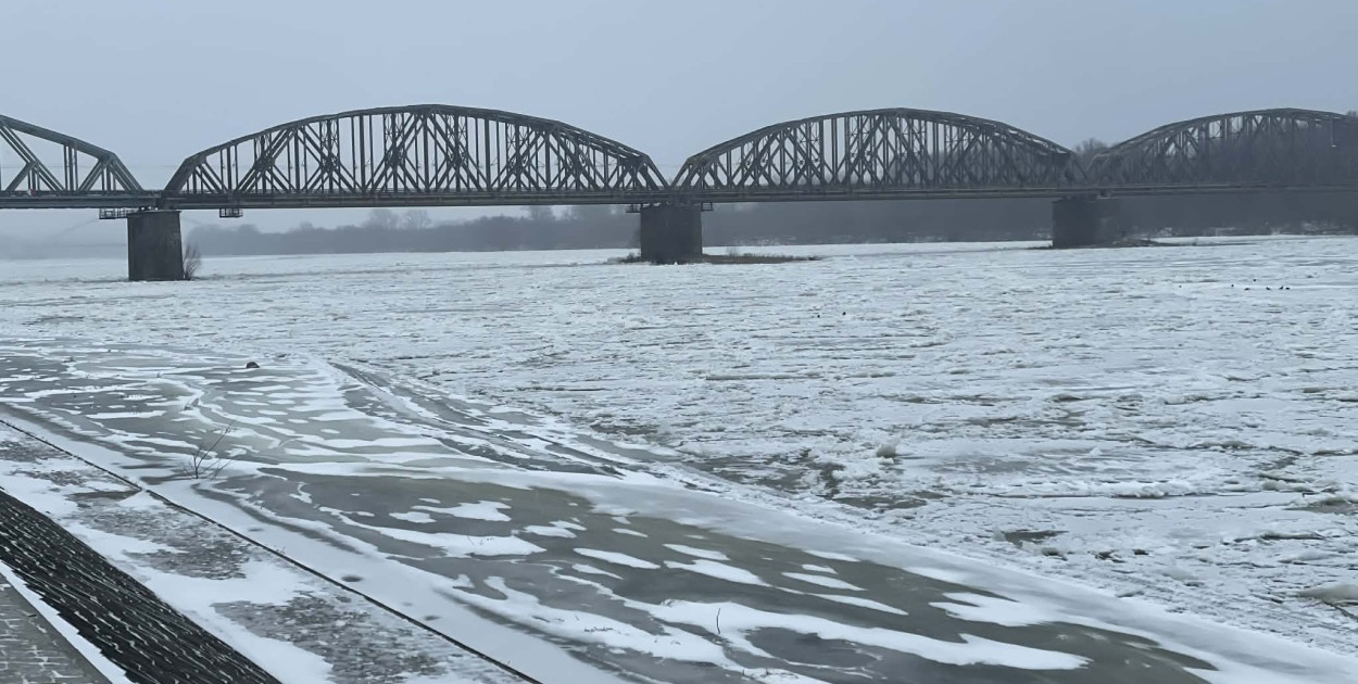 STAŁO SIĘ! Wisła w Toruniu zamarzła. Pierwszy raz od dekady! [FOTO]