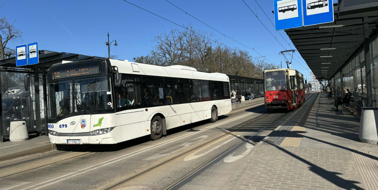 Ferie dzieci, kłopot dorosłych. Ruszyła petycja przeciwko feryjnemu rozkładowi MZK