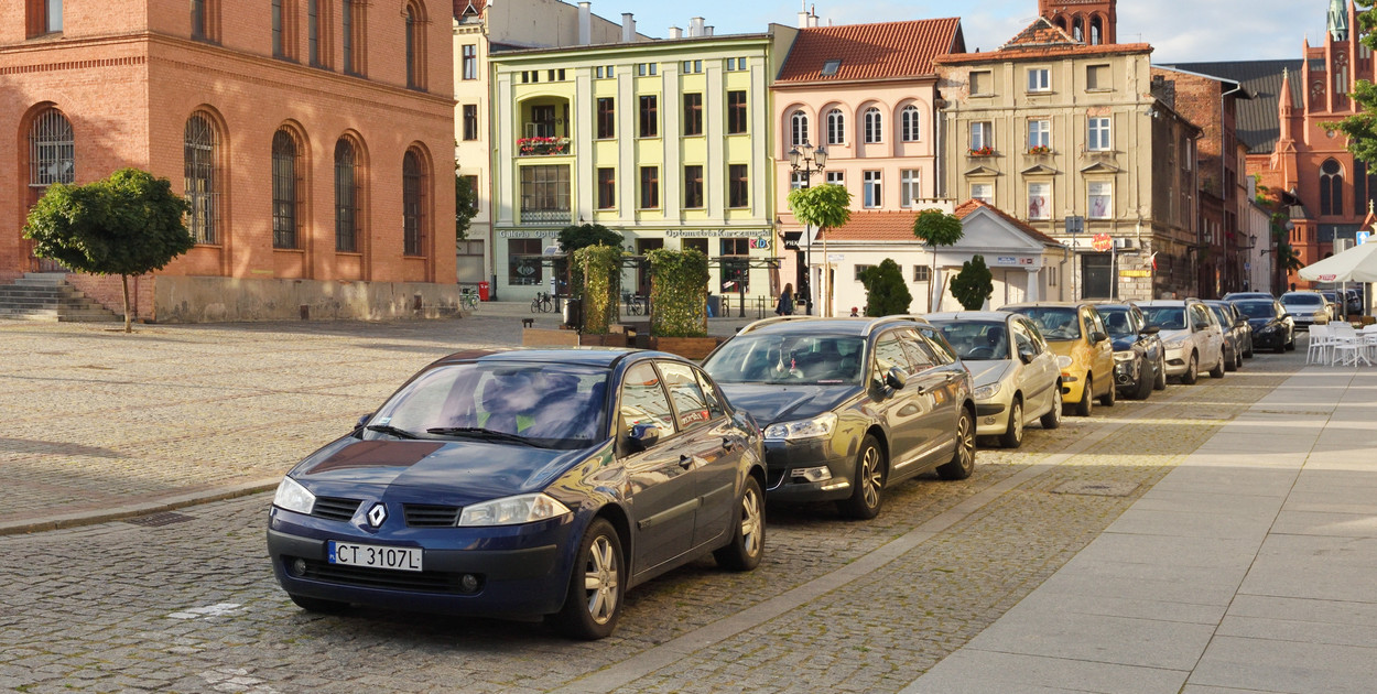 Ścisk, nerwy i brak miejsc. Toruń otwiera debatę o parkowaniu