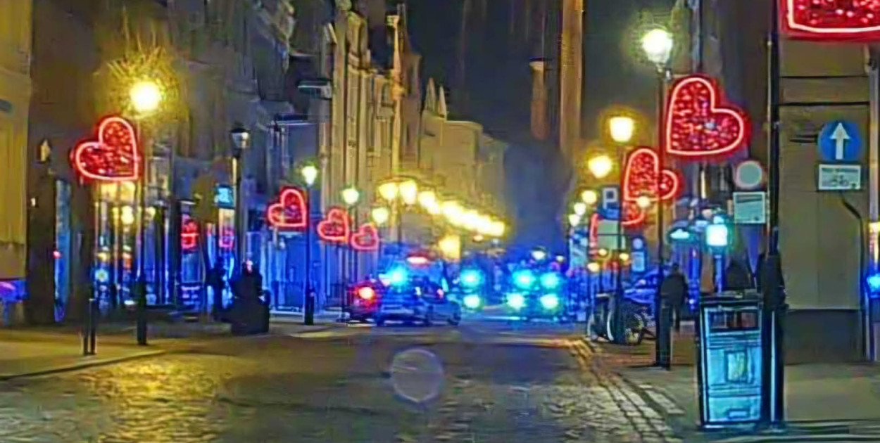 Dramatyczne sceny w środku nocy na starówce. Świadek mówi o ostrej bójce