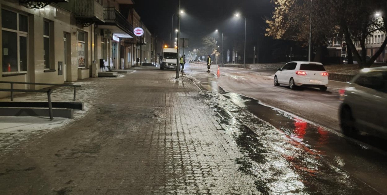 Duża awaria w regionie. Woda leje się strumieniem. Błyskawiczny lód!