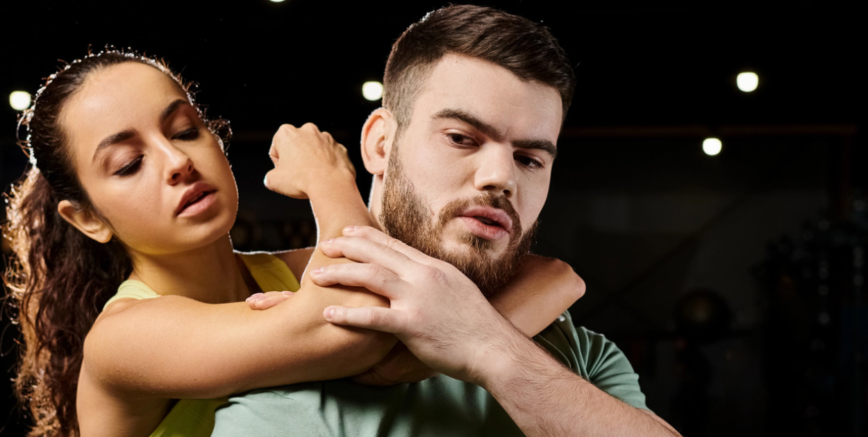 Torebka, klucze i… chwyt obronny. Toruń szkoli kobiety. Zaraz zapisy