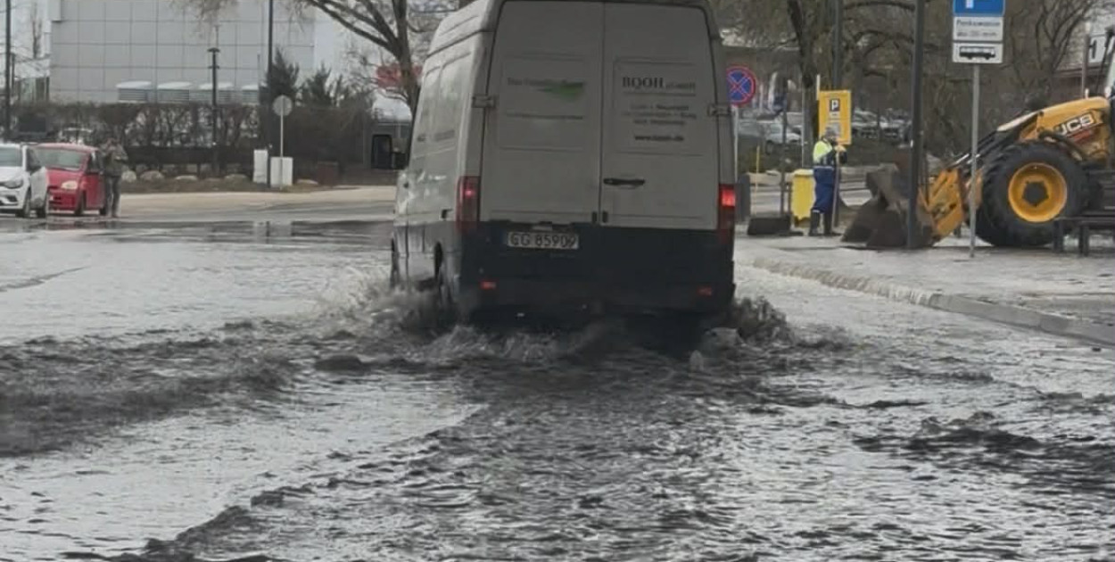 Toruń: Struga wylała się na Bulwar. Wiemy, co było przyczyną awarii