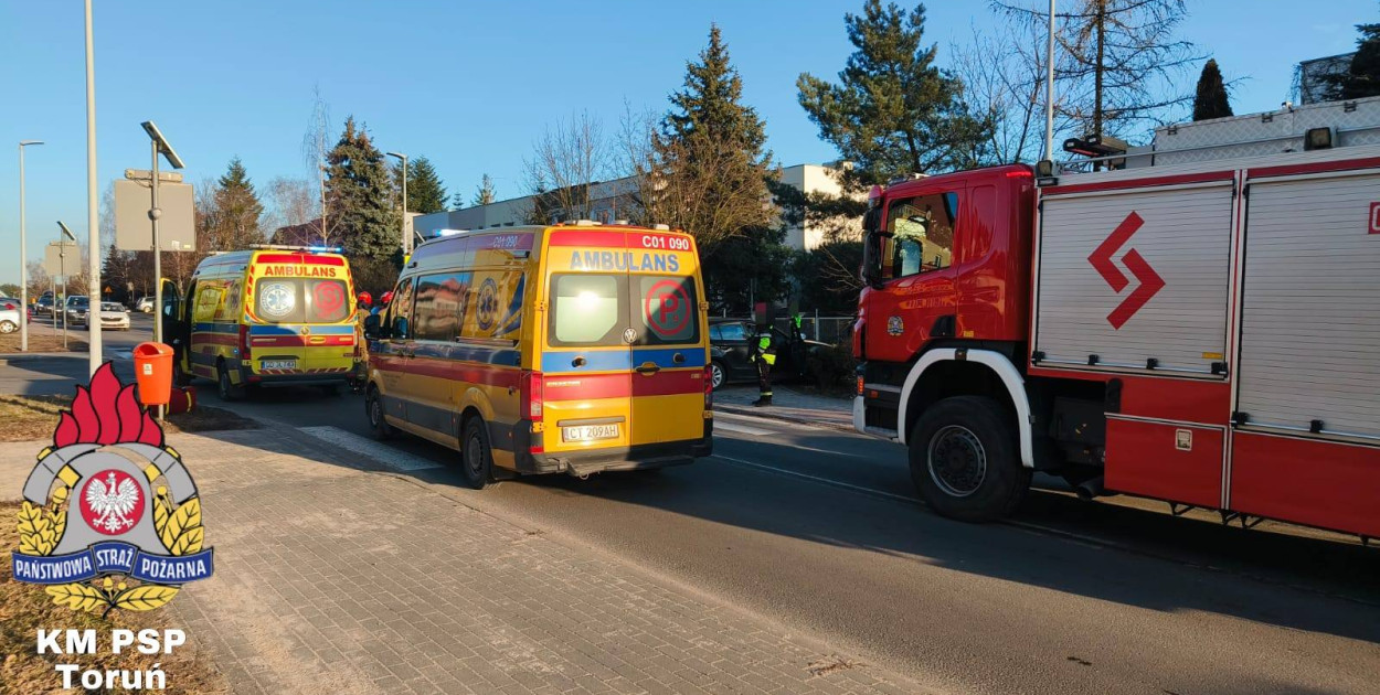 Wypadek w Toruniu. Cztery osoby trafiły do szpitala po zderzeniu [FOTO]