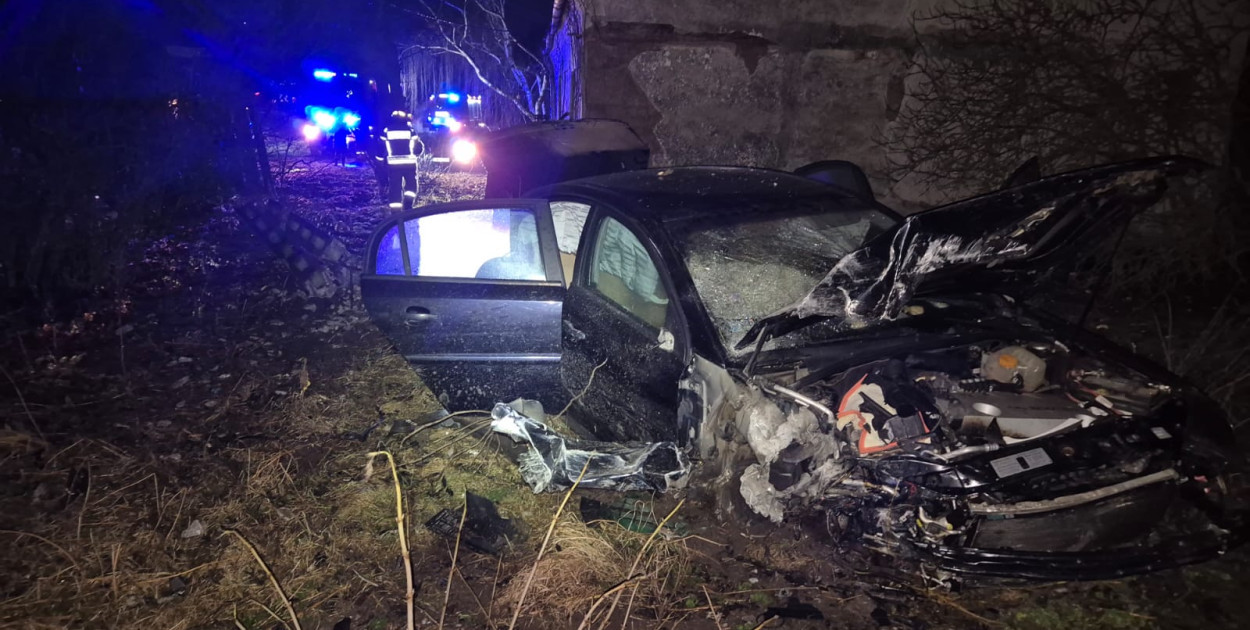 Wypadek na drodze krajowej. Samochód uderzył w dom