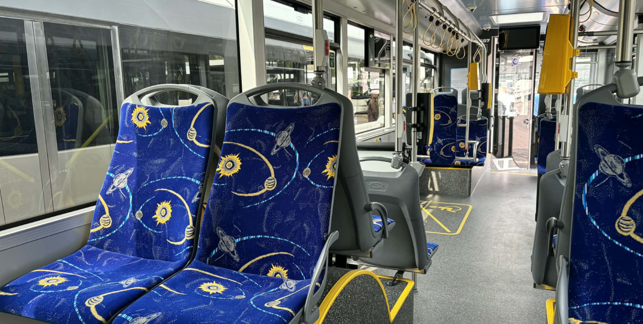 Wchodzisz i czujesz zapach nowości. Świeżutkie elektryki ruszyły dziś w miasto