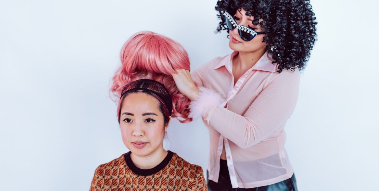 Utrata włosów a pewność siebie – jak nowoczesne peruki pomagają odzyskać komfort?