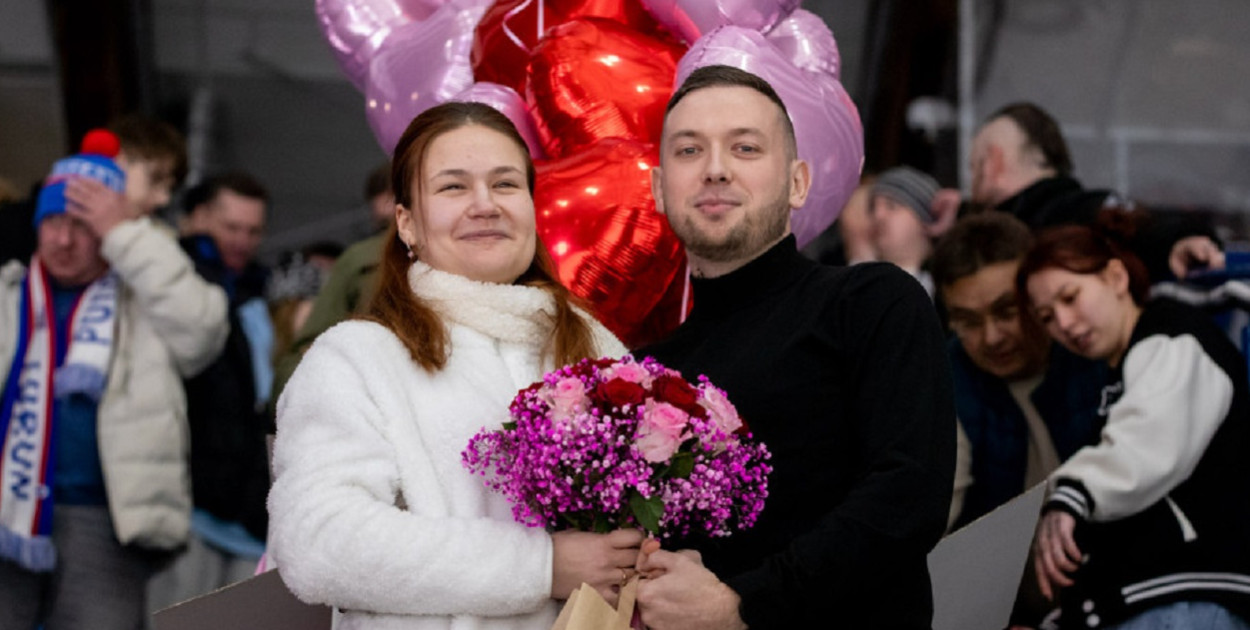 Kibice świadkami wyjątkowej chwili. Kwiaty, balony i pierścionek [FOTO]