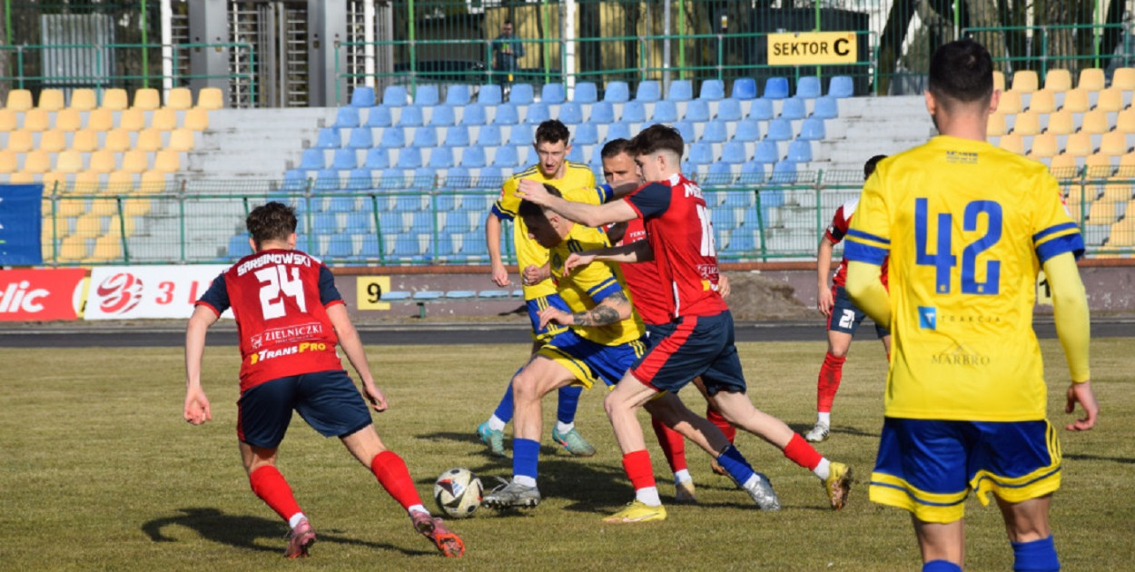 Do przerwy nadzieja, po przerwie trzy ciosy. Elana przegrywa z liderem