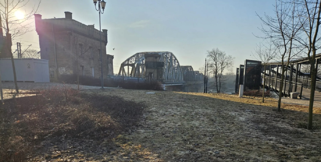 Pół miasta widziało ten samochód przy dworcu. W końcu ktoś podjął decyzję