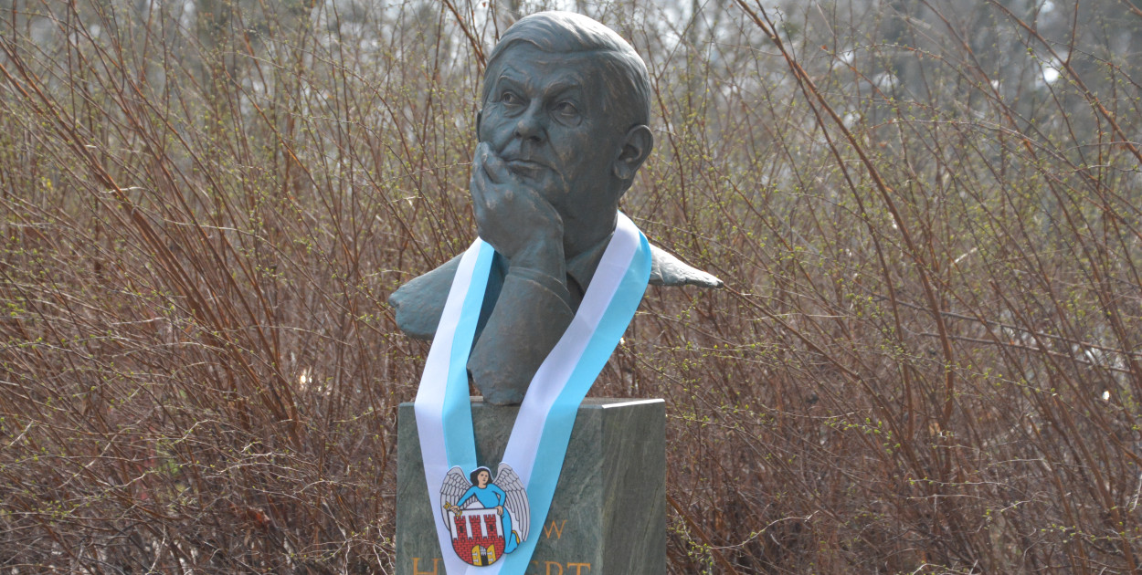 Herbert wrócił do Torunia. Odsłonięto popiersie w symbolicznym miejscu