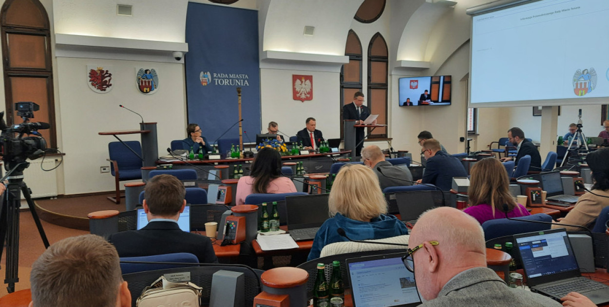 Pełna sala, długa lista spraw. Dziś radni mają pełne ręce roboty