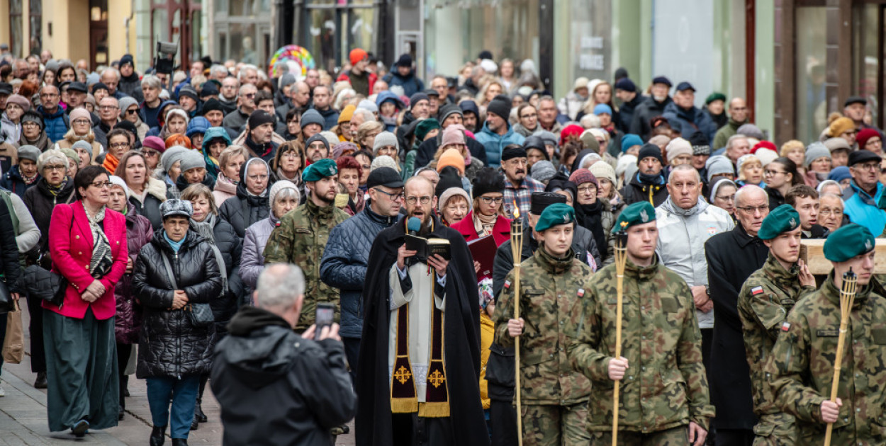 Setki wiernych wyjdą na ulice Torunia. Przejdą przez centrum miasta