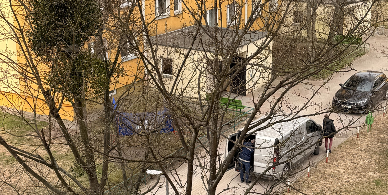 Toruń: Dramat przy Dziewulskiego. Mężczyzna wypadł z okna wieżowca, nie przeżył