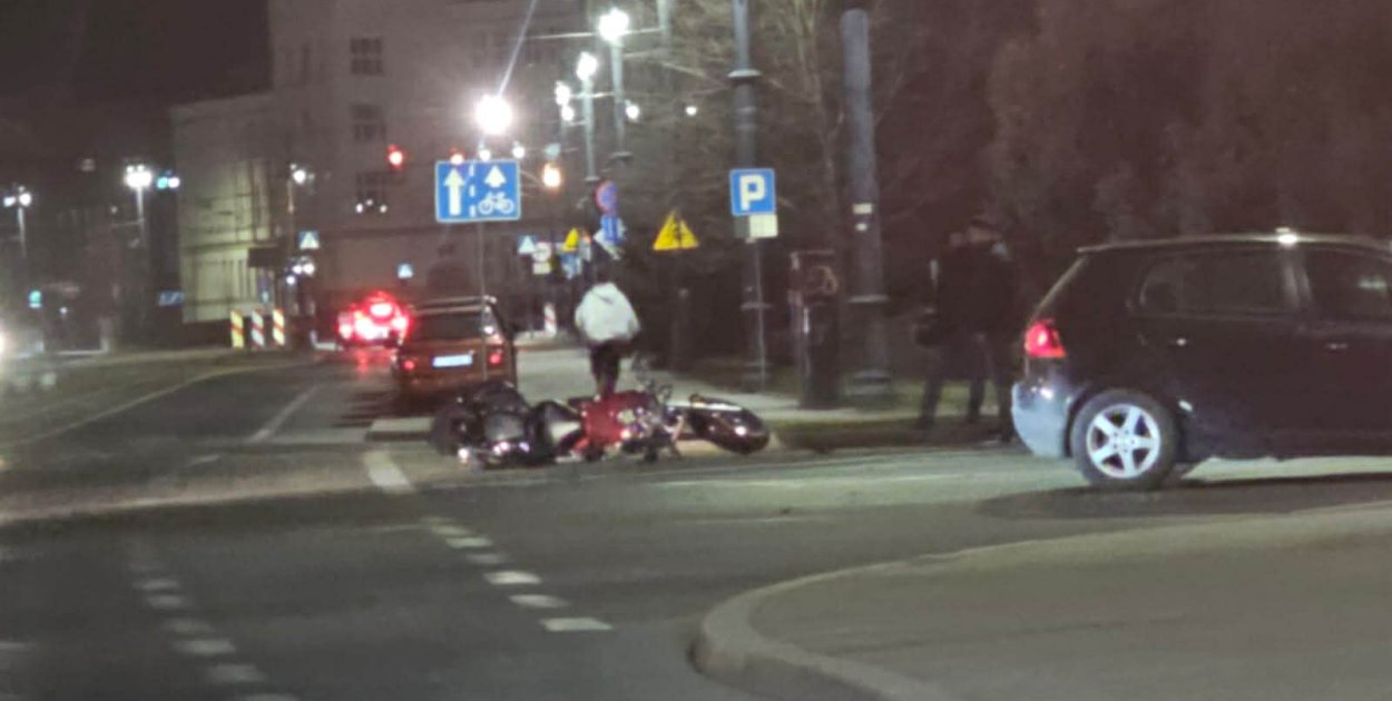Uwaga na utrudnienia w Toruniu! Motocykl kontra osobówka w centrum [FOTO]