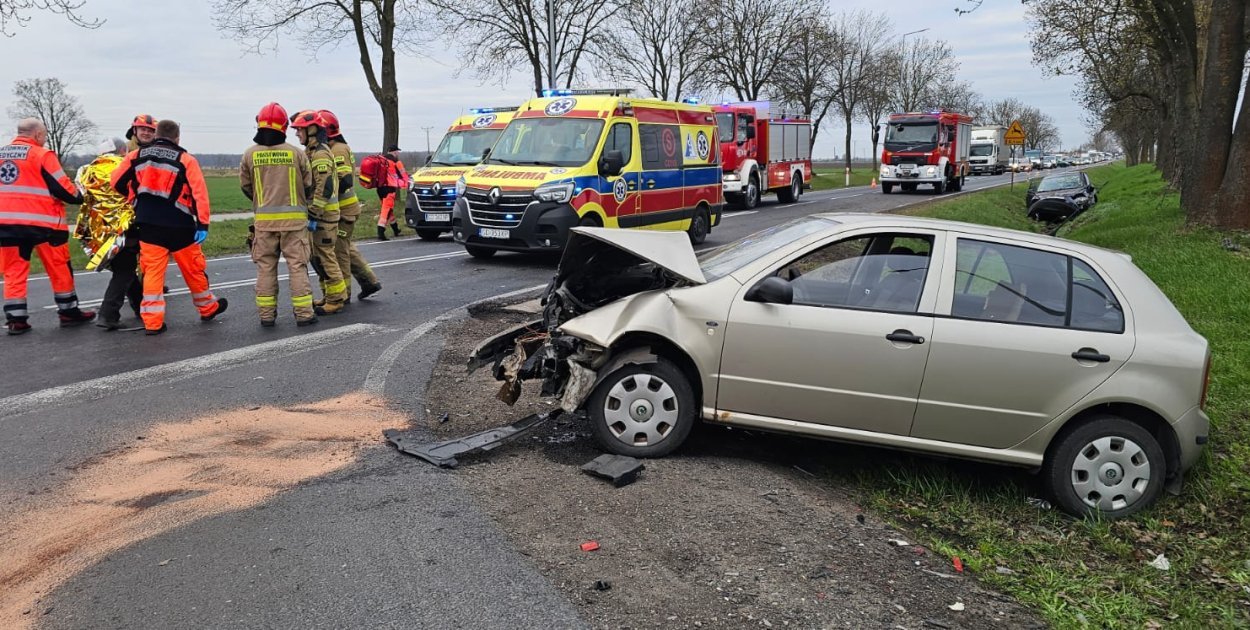 Poranny wypadek na trasie do Torunia. Są ranni. Droga zablokowana [FOTO]
