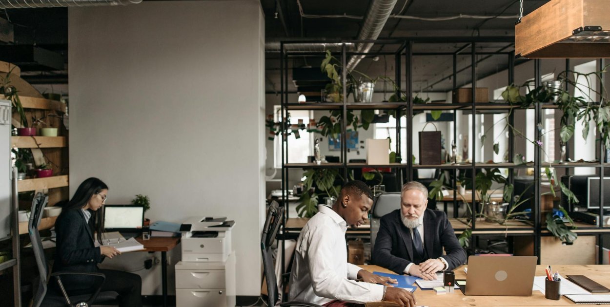 Stała obsługa prawna firmy — kiedy abonament prawny naprawdę ułatwia prowadzenie b