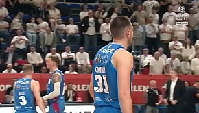 Grzegorz Kamiński zakręcił obrońcą!