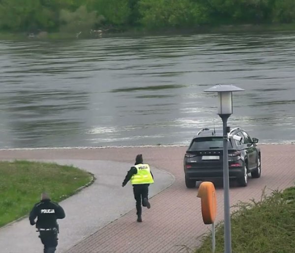 Policjant wskoczył do Wisły, by ratować nastolatkę
