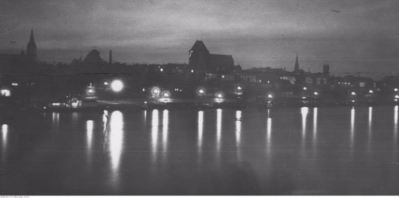 Panorama Torunia nocą   Fot. Narodowe Archiwum Cyfrowe